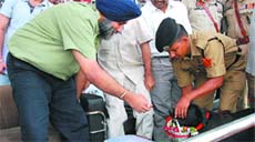 DeputyCM receiving a bouquet from Alisa, a dog trained by the BSF on I-Day at Fazilka.