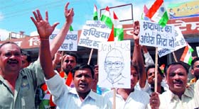 Residents protest against the arrest of Anna Hazare by the Delhi Police in Bathinda on Tuesday.