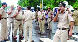 Delhi police personnel standing outside the JP Park to stop Anna Hazares campaign in New Delhi