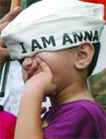 A child supports Anna Hazare at Pragati Maidan in New Delhi 