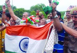 Supporters of Anna Hazare shout slogans after his arrest in New Delhi 