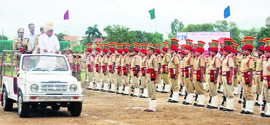 Chief Minister Bhupinder Singh Hooda inspects the parade on Independence Day at Bhiwani 
