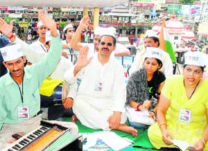 Supporters of Anna Hazare sit on a fast in Mandi 