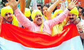 Anna Hazares followers rally in his support in Amritsar after he was arrested in New Delhi during a demonstration on Tuesday.