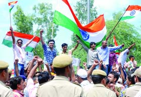 Cops try to control protestors in New Delhi on Wednesday