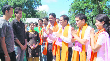 Students of the HPU Regional Centre busy campaigning for the Students Central Association elections at Dharamsala 