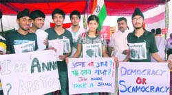 Youngsters carry posters to support the cause of Anna Hazare in Jalandhar