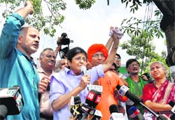 Anna Hazare supporters Kiran Bedi, Swami Agnivesh, Medha Patkar and Manish Sisodia address the media outside Tihar Jail in New Delhi on Wednesday