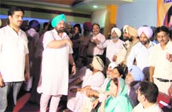 Congress leader Fateh Jung Bajwa pacifies agitated party workers in Gurdaspur