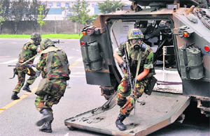 South Korean soldiers participate in an anti-terrorism drill at the Daegu airport, about 300 km from Seoul, on Wednesday. The drills were conducted as a part of the Ulchi Freedom Guardian military exercise, an annual joint exercise of South Korea and the US forces that began on August 16. 