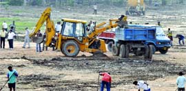MCD workers prepare the Ramlila Ground in New Delhi for Annas fast.