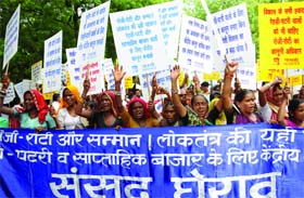 Activists of the National Association of Street Vendors of India hold a demonstration, demanding the implementation of a law in their favour in New Delhi on Thursday.