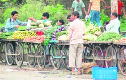 An illegal rehri market on a road in Dehradun.