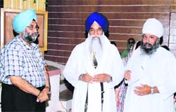 Sant Karamjeet Singh (right) presents a siropa to Gyani Gurbachan Singh, Jathedar, Akal Takht, at a function in Yamunanagar