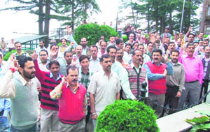 Employees of the Accountant General Office shout slogans in support of Anna Hazare in Shimla 