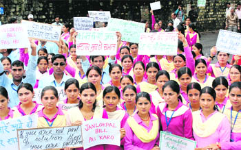 Students hold placards in support of Anna Hazare in Dharamsala 