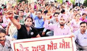 Doctors, paramedical and clerical employees of NRHM protest in front of the civil surgeon office in Jalandhar 