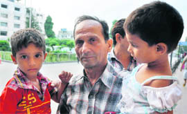 The deceased Jyotis father KS Pathak with his grandchildren