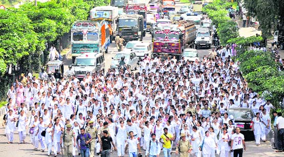 Students of Government College for Women, Gandhi Nagar, take out a rally in support of Anna Hazare in Jammu