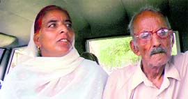 Chunni Lal with his daughter in Jammu.