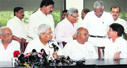 CPM general secretary Prakash Karat with JD-S president HD Devegowda, RLD chief Ajit Singh and CPI general secretary AB Bardhan at a press conference in New Delhi