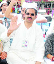 Des Raj sits on fast-unto-death in Mandi in support of Anna Hazares Jan Lokpal Bill.