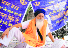 Bapu Surat Singh on fast unto death in support of Anna Hazares campaign in Ludhiana.