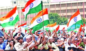 An enthusiastic crowd cheers Anna at the Ramlila Ground