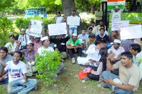 Anti-graft campaigners protest outside the PMs house in New Delhi