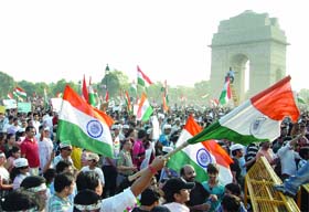 Annas supporters march from India Gate to Ramlila Ground in New Delhi on Sunday