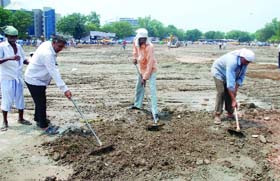 PWD workers still prepare the Ramlila Ground for Anna Hazare's campaign in New Delhi on Sunday