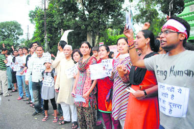 People form a human chain in support of Anna Hazare in Dehradun on Sunday. 