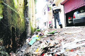 Garbage lying on a road in Ward No. 24, Dehradun. 