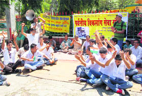 Members of the Parvatiya Viklang Sewa Sansthan stage a dharna in support of Anna Hazare at Deendyal Upadhaya Park in Dehradun on Sunday. 