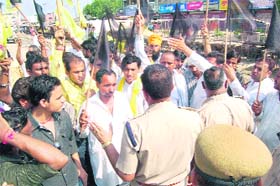 Cops try to stop HJC workers carrying black flags in protest against Health Minister Rao Narender Singhs visit to Fatehabad on Sunday