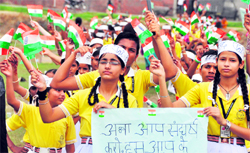 Schoolchildren participate in a rally to support Anna Hazares crusade against corruption in Ludhiana