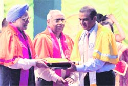 Sunil Bharti Mittal, chairman and group CEO of Bharti Enterprises, receiving an honorary doctorate conferred on him by IIT Kharagpur from Prime Minister Manmohan Singh. 