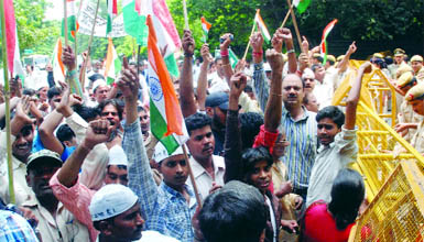 Annas supporters protest outside Delhi Chief Minister Sheila Dikshits house
