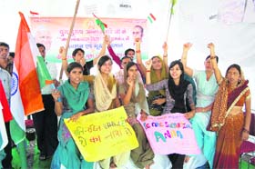 Members of the Veer Savarkar Yuva Sangathan hold a dharna in support of Anna Hazare in Dehradun on Monday