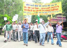 Residents of the Song valley hold a procession in support of Anna Hazare in Dehradun on Monday