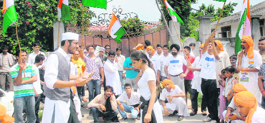 BJP youth workers participate in a dharna in support of Anna Hazare in front of the MC office in Jalandhar 