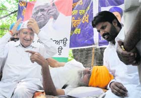 Health Minister Sat Pal Gosain (left) and chairman of the Dalit Vikas Board Vijay Danav enquire about Surat Singh Khalsa’s health in Ludhiana