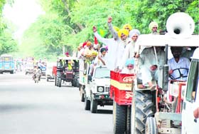 A cavalcade of farmers enters Mansa town to protest against land acquisition in Gobindpura village