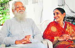 Sunder Lal Bahuguna with his wife Bimla Bahuguna in Amritsar. 