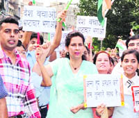 Expressing solidarity with Anna Hazares campaign against corruption, Dr Navjot Sidhu, wife of MP Navjot Singh Sidhu, holds a rally with schoolchildren in Amritsar 