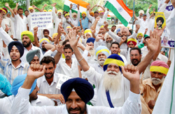 Activists of the Peoples Party of Punjab get together in support of Anna Hazares anti-corruption campaign, outside the Mini-secretariat in Bathinda on Tuesday
