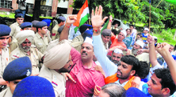 Despite the imposition of Section 144 of the IPC in front of the Prime Minister Manmohan Singhs residence in Sector 11, Chandigarh, the UT police failed to stop followers of Anna Hazare from holding a protest at the venue