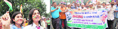 Two girls take part in a rally held in support of Anna Hazare in Dehradun on Tuesday; (right) Leaders of various political outfits hold a procession in support of Anna Hazare in Dehradun on Tuesday. 