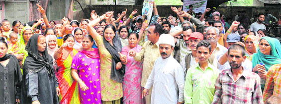 Residents of Laldhang stage a demonstration  for the  inclusion of their area in Kotdwar district, in Haridwar 
