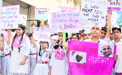 Students of GMT Public school take out a rally in support of Anna Hazare in Ludhiana